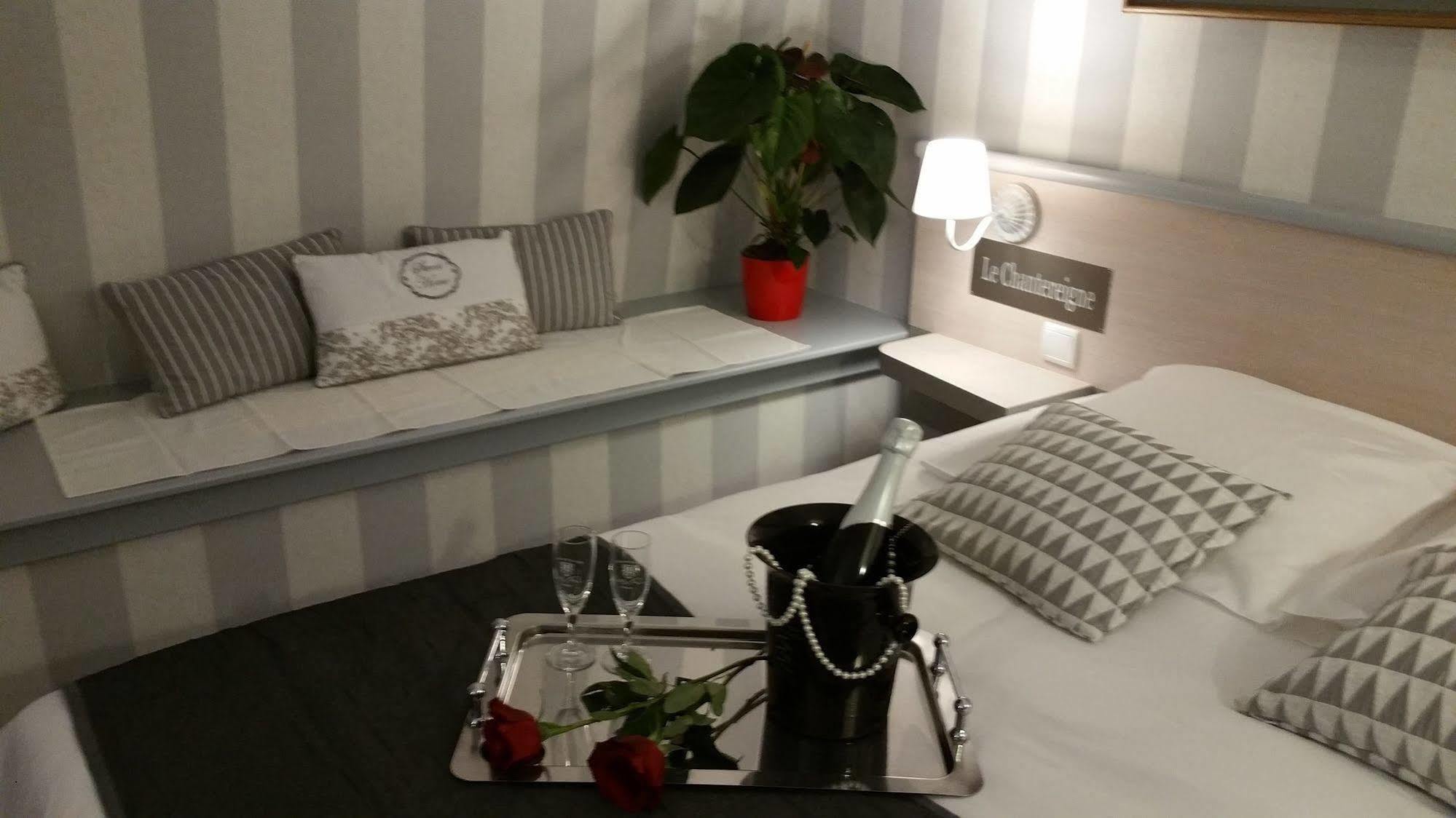 Hôtel Le Chantereigne Les Noes-pres-Troyes Extérieur photo